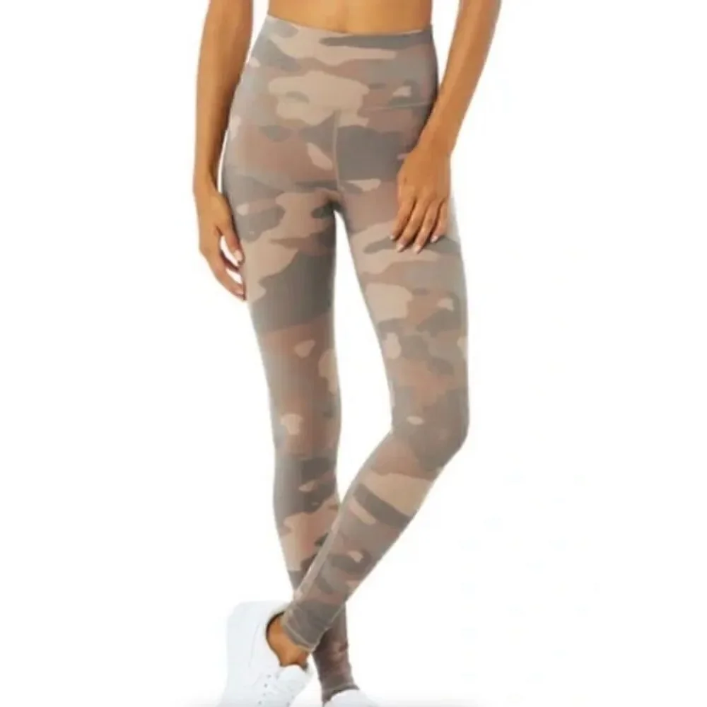 ALO  Yoga High Waist Camo Vapor Legging XS Putty Camouflage/ excellent